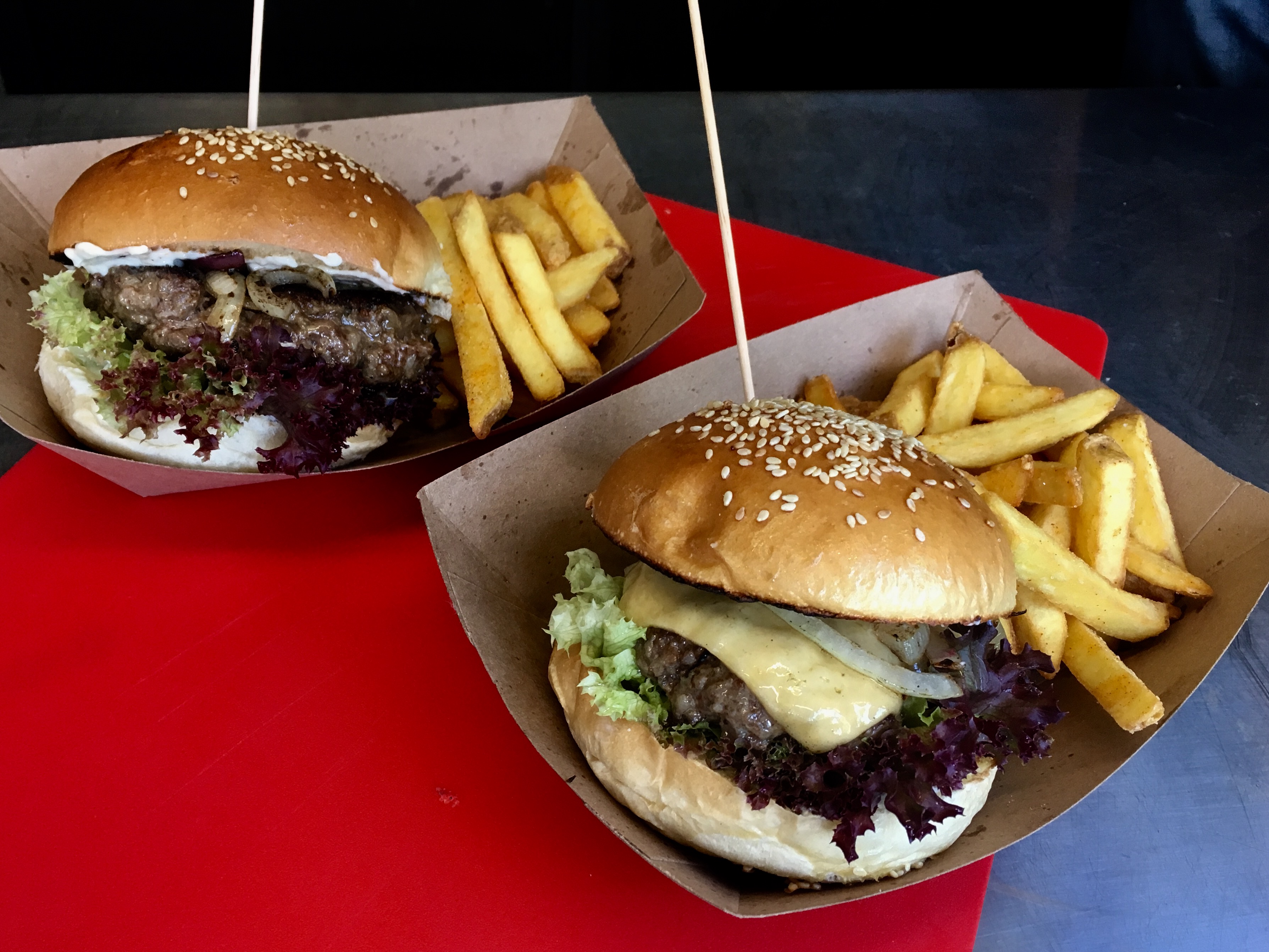 Burger mit Pommes