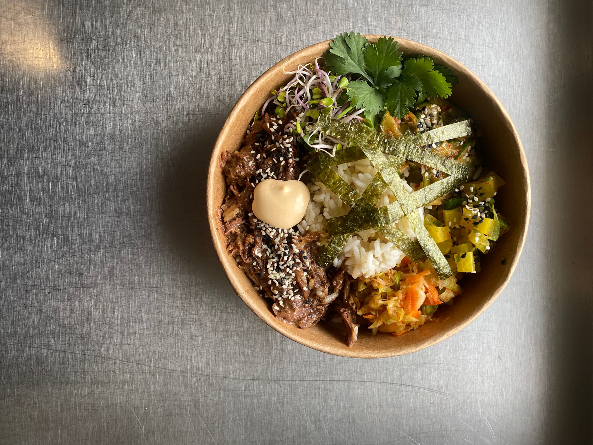 Korean Bowl mit Bulgogi und Kimchi