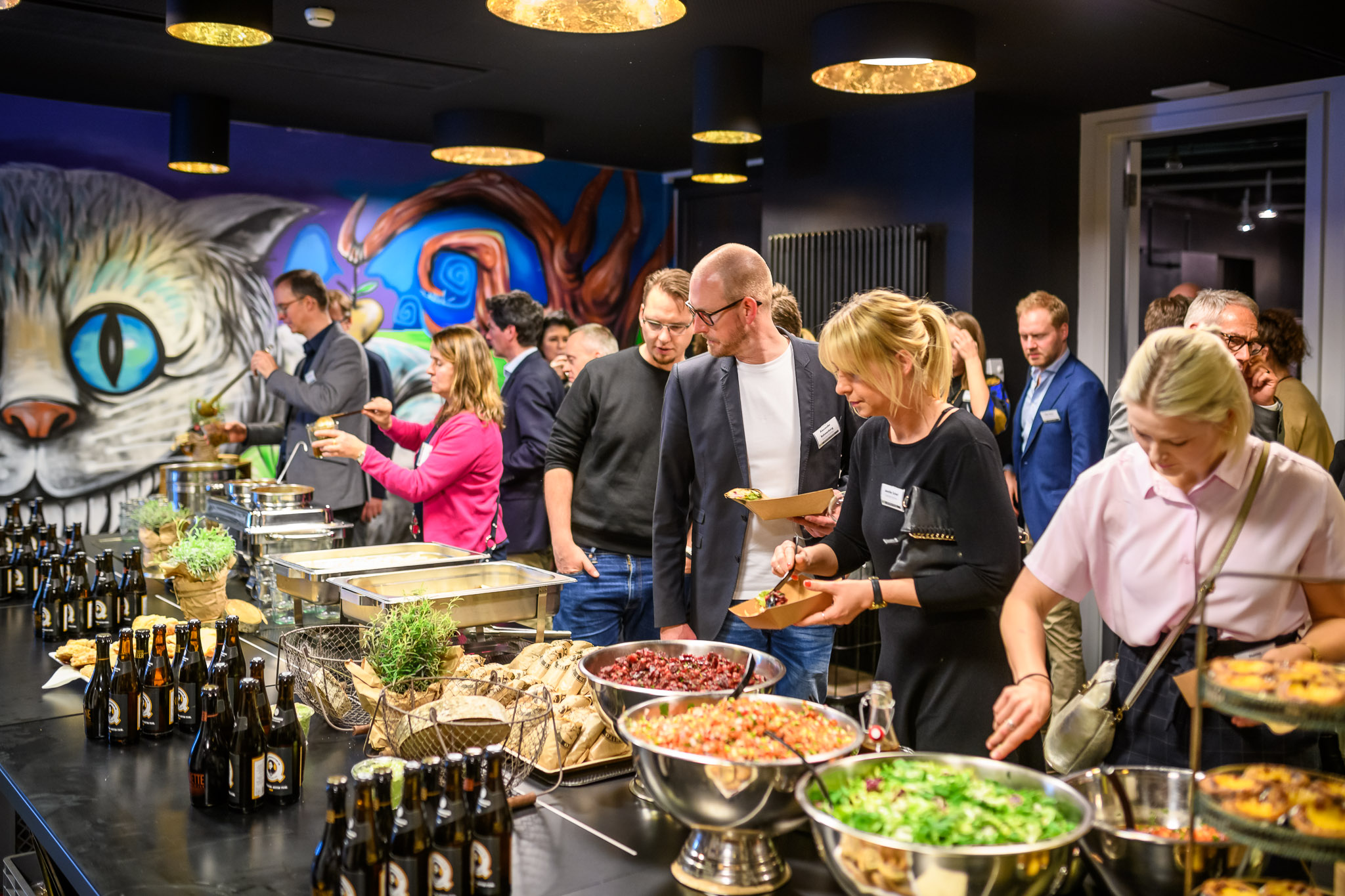 Buffetsituation bei einem Business Lunch