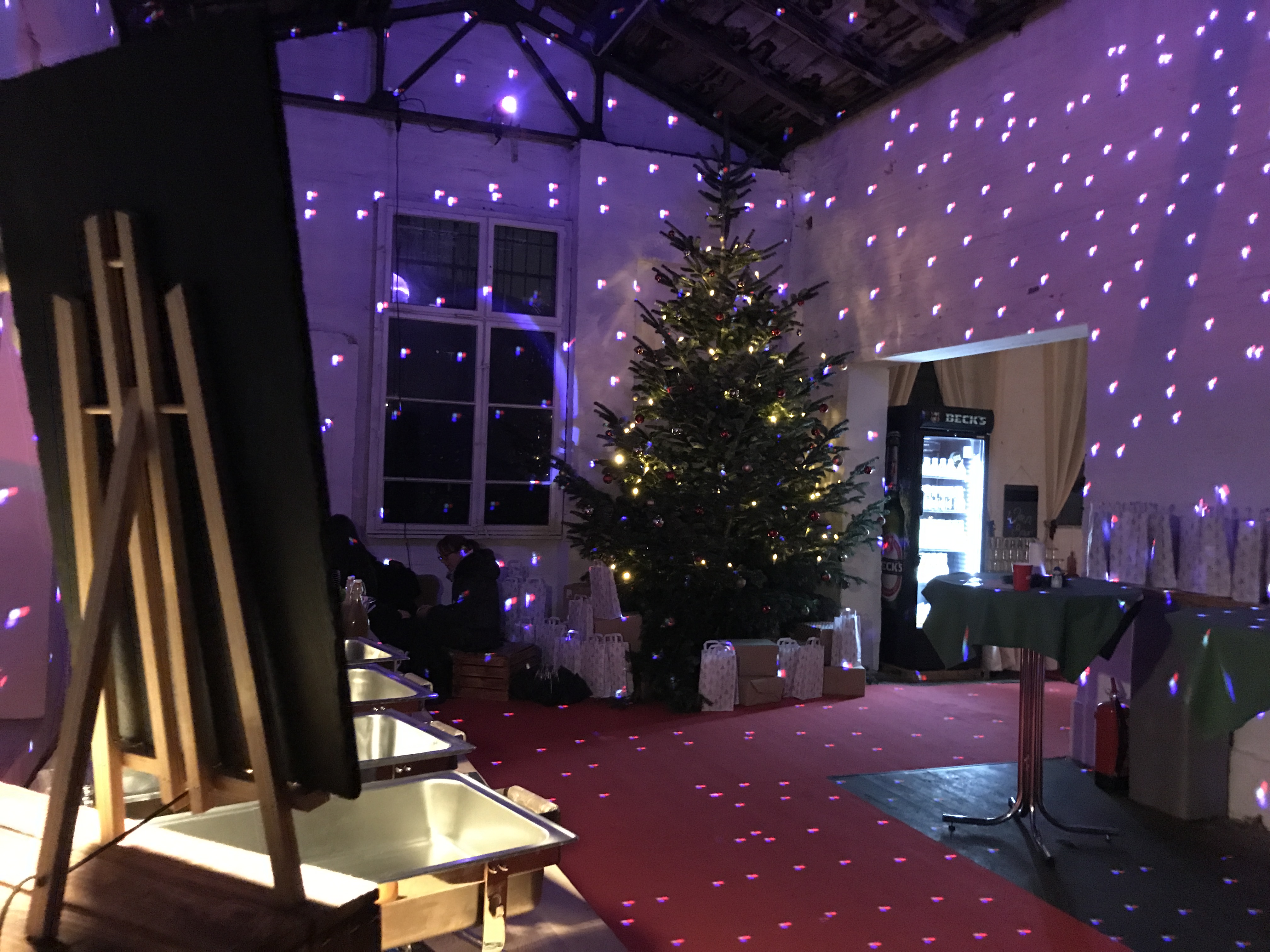 Festliches Buffet unterm Weihnachtsbaum