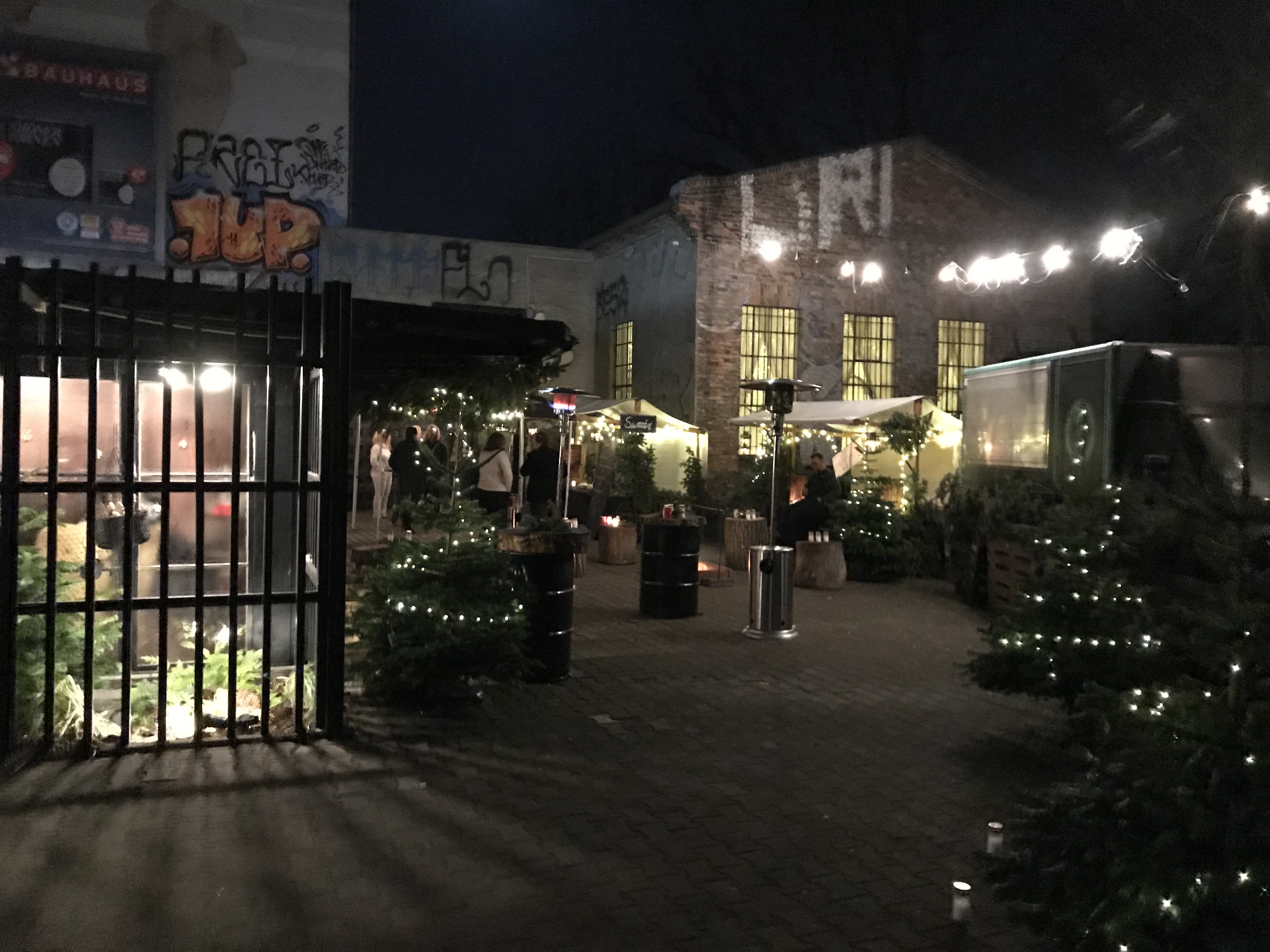 Weihnachtsmarkt-Ambiente im Hof
