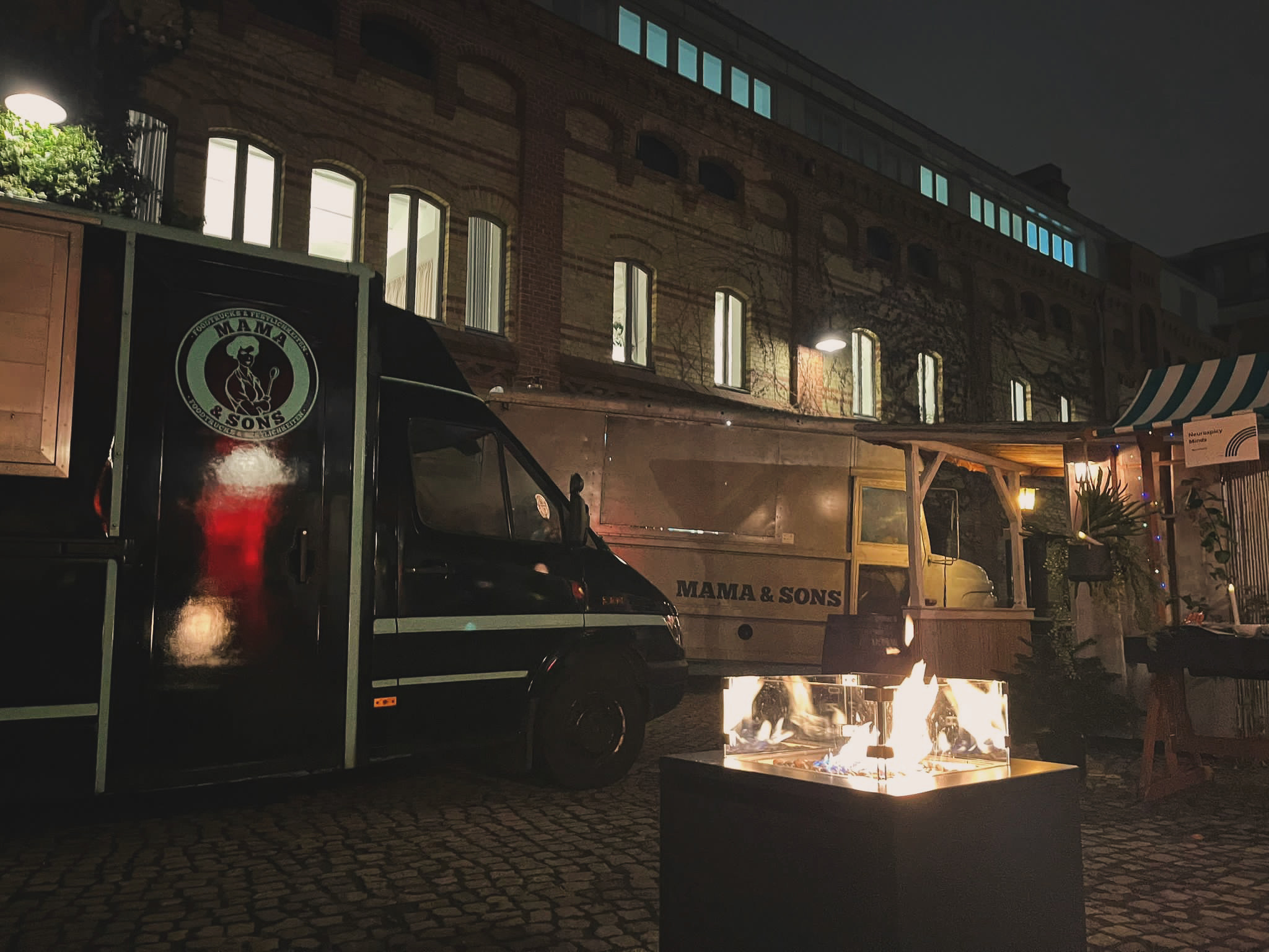 Foodtruck bei Weihnachtsmarkt-Atmosphäre